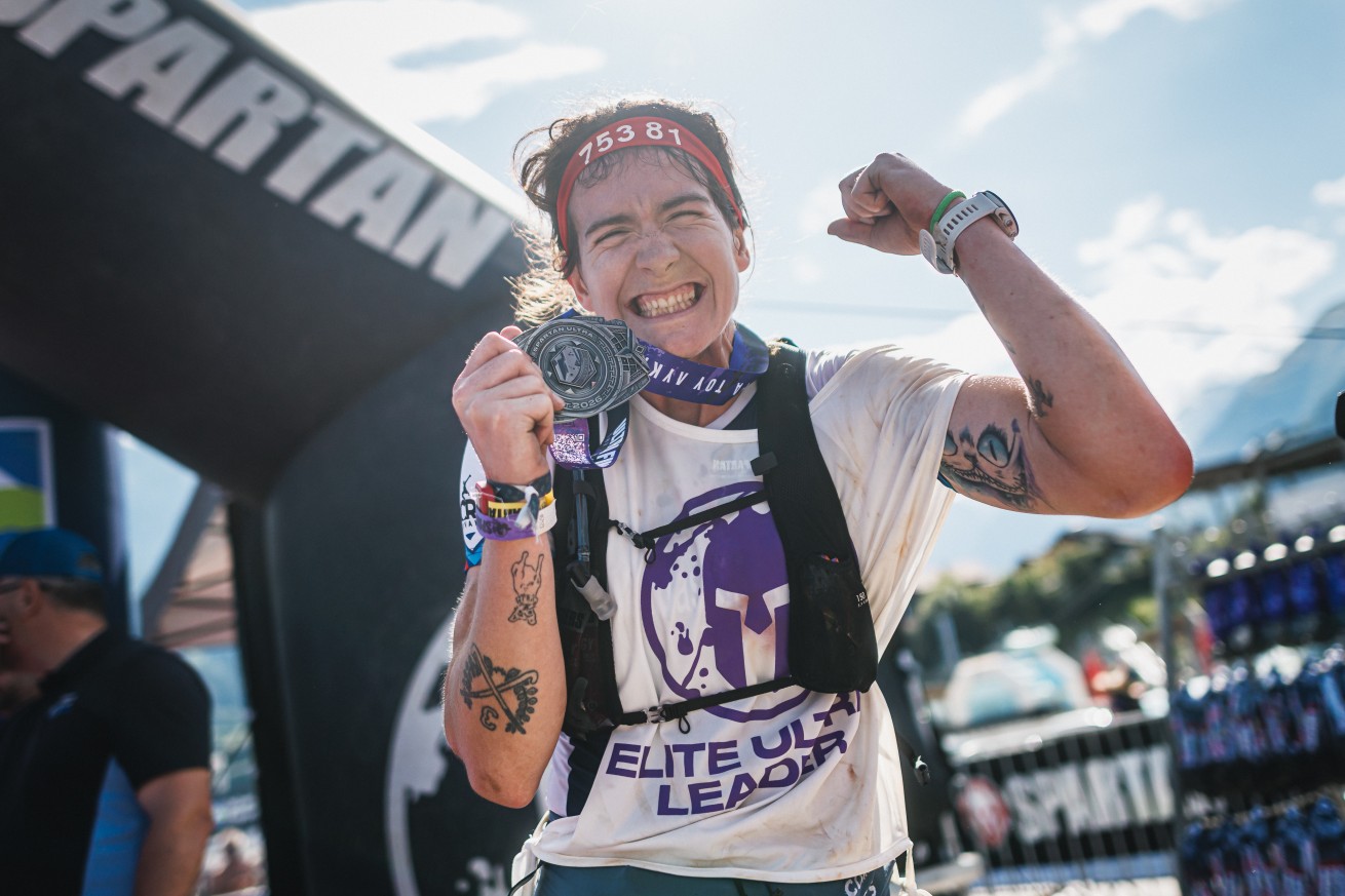 Spartan-Teilnehmerin mit Medaille im Ziel in Kaprun