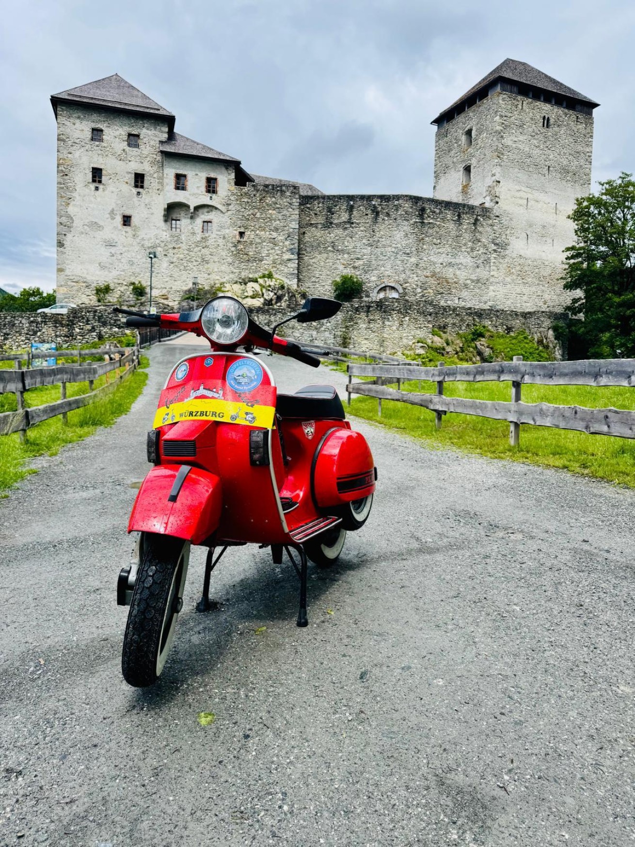 Vespa vor Burg Kaprun@DetlefPawellek