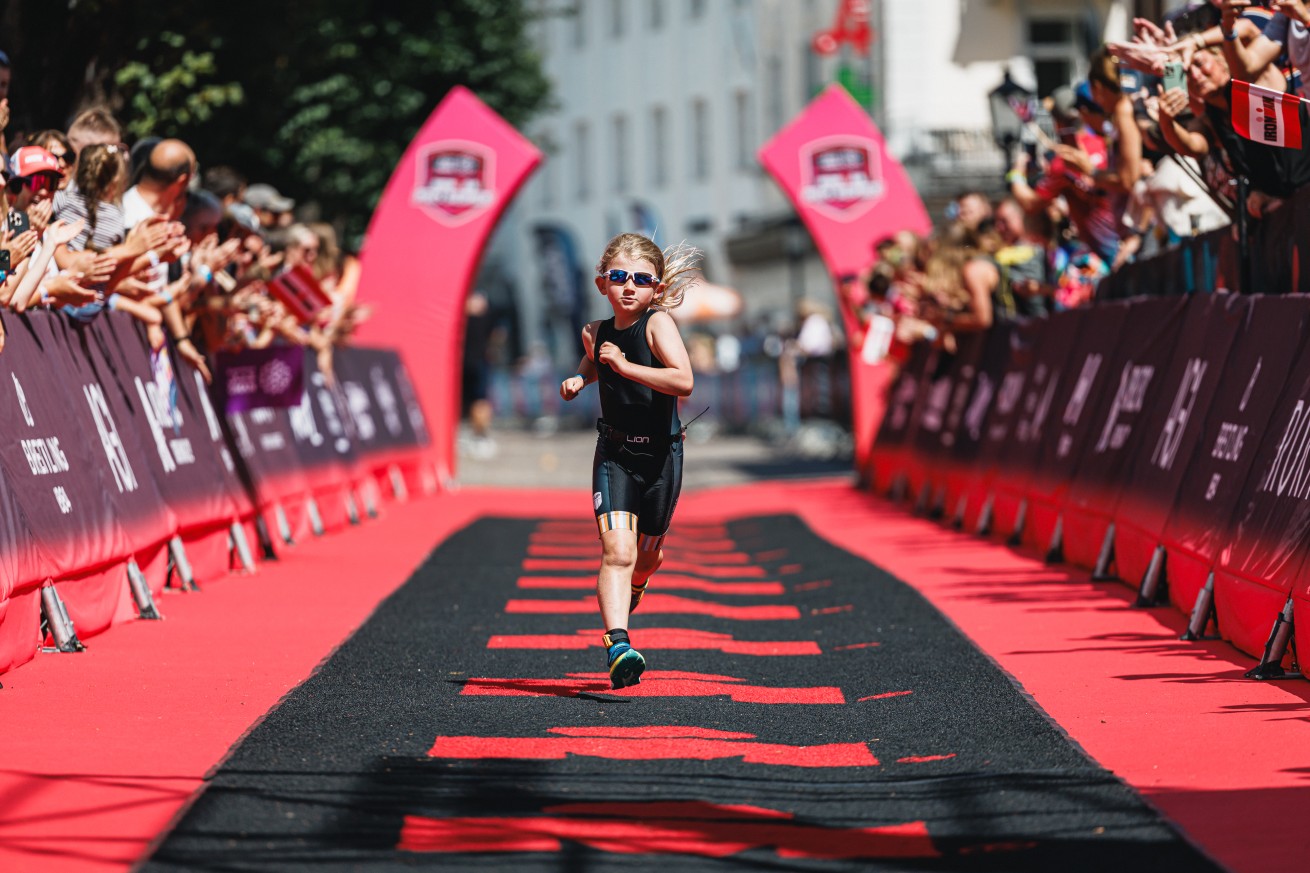 Zieleinlauf Ironkids beim Ironman 70.3 in Zell am See-Kaprun