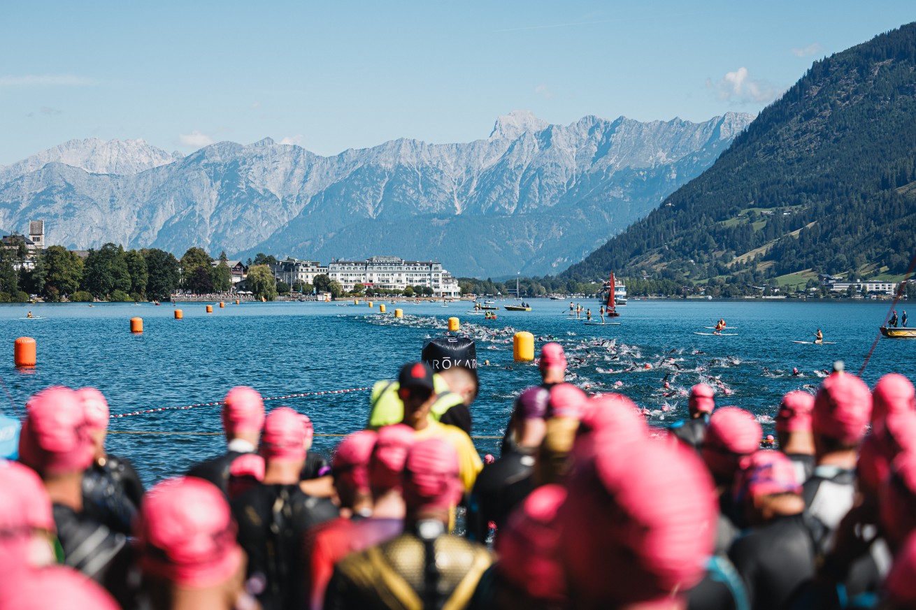 Ironman Teilnehmer beim Schwimmstart in Zell am See-Kaprun