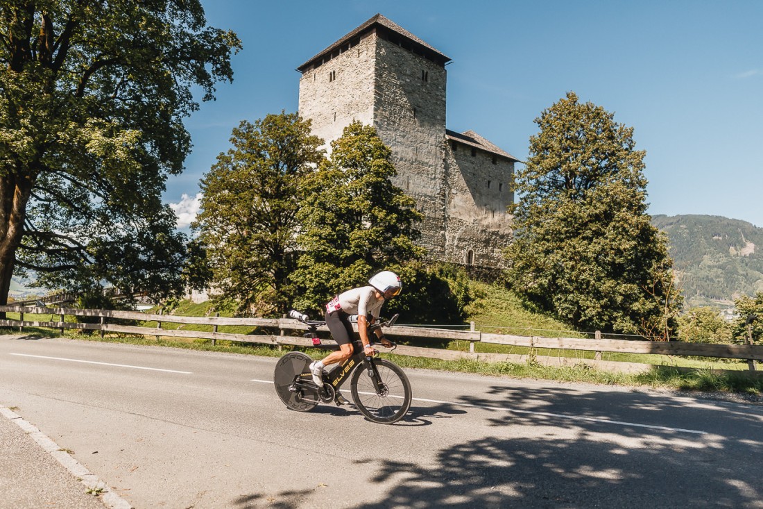 Radfahrer beim Ironman 70.3 Wettbewerb in Kaprun