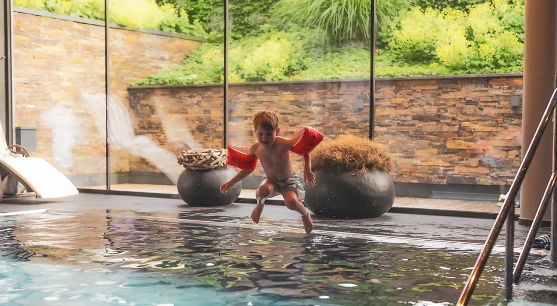 Wasserspa&szlig; mit den Kindern im Schwimmbad beim Familienurlaub im Wellnesshotel Kaprunerhof