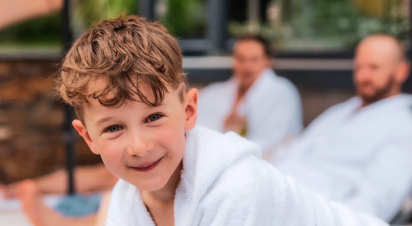 Familienzeit auf der Sonnenterrasse vom Hotel