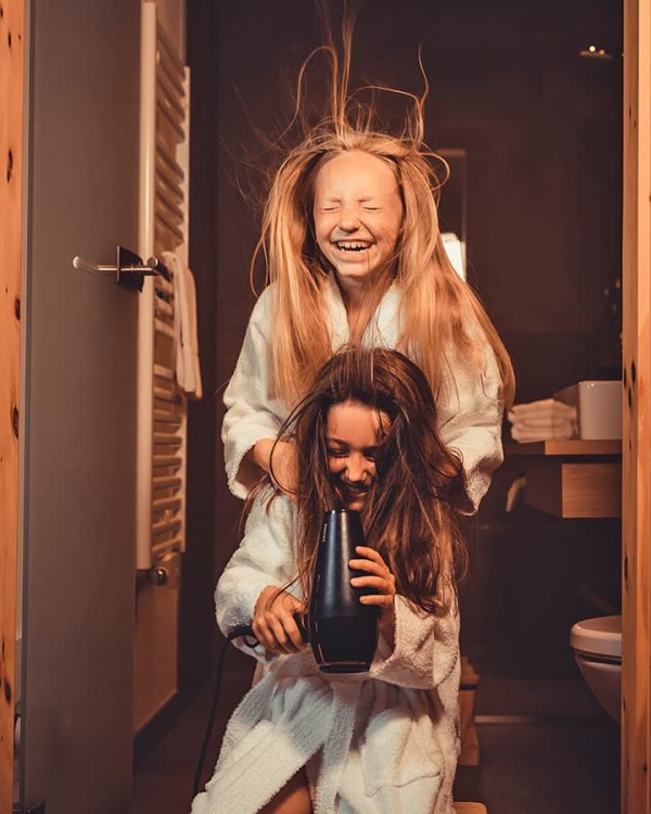M&auml;dels beim Winterurlaub im Hotel Kaprunerhof