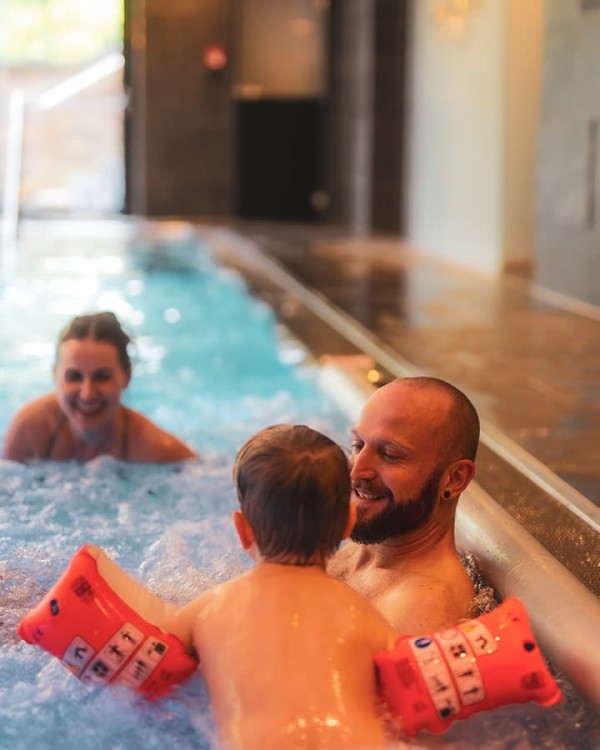 Spa&szlig; im Hallenbad mit den Eltern