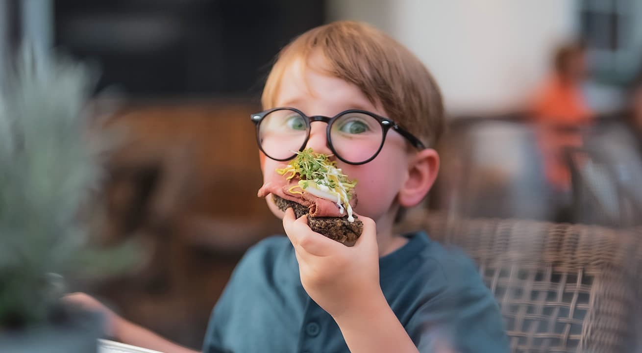 Gemeinsames Familienessen auf der Sonnenterrasse