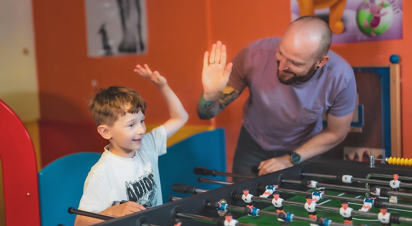 Tischtennis spielen mit Mama und Papa im Spielzimmer im Hotel Kaprunerhof