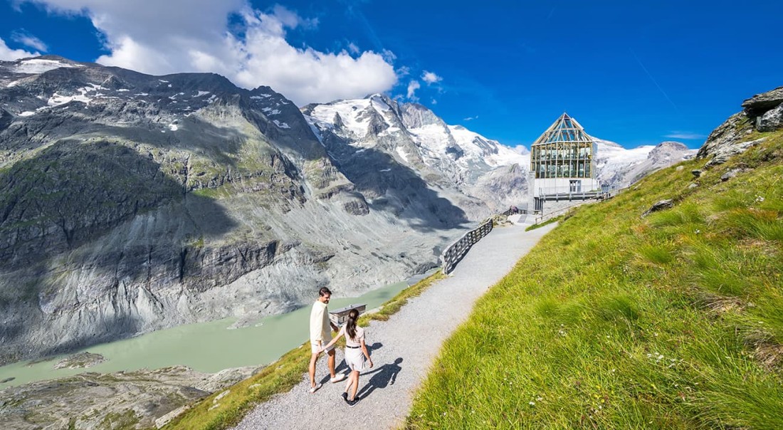Ein Paar wandert auf einem Bergpfad bei der Gro&szlig;glockner Hochalpenstra&szlig;e