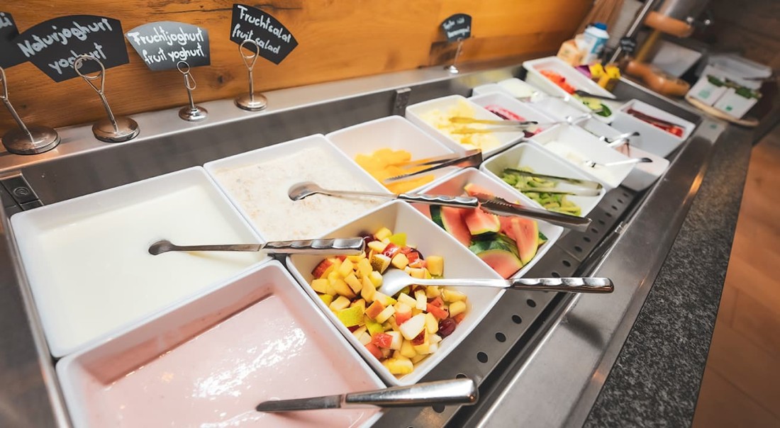 Buffet mit verschiedenen Joghurt-, Obst- und Gem&uuml;sesorten in wei&szlig;en Schalen im Hotel Kaprunerhof
