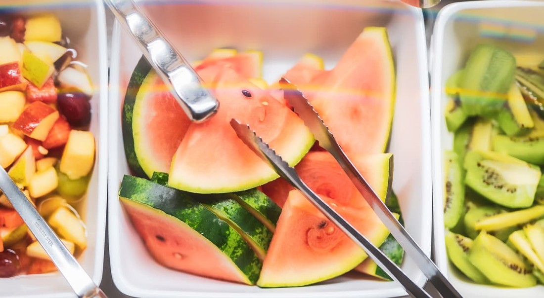 Frisches Obstbuffet mit Wassermelonen-, Kiwi- und Obstsalatst&uuml;cken