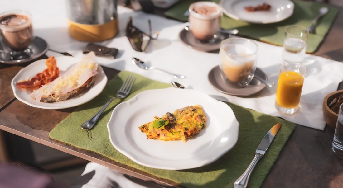Ein Fr&uuml;hst&uuml;ckstisch mit Omelett, Bacontoast, Kaffee und Orangensaft