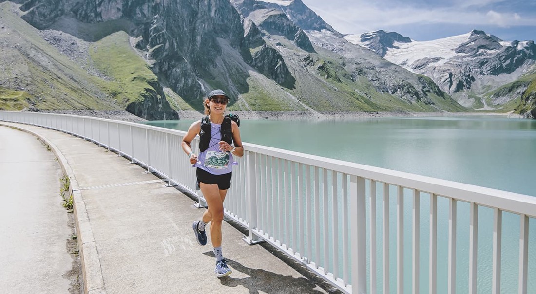 Eine Frau joggt auf der Staumauer am Mooserboden in Kaprun