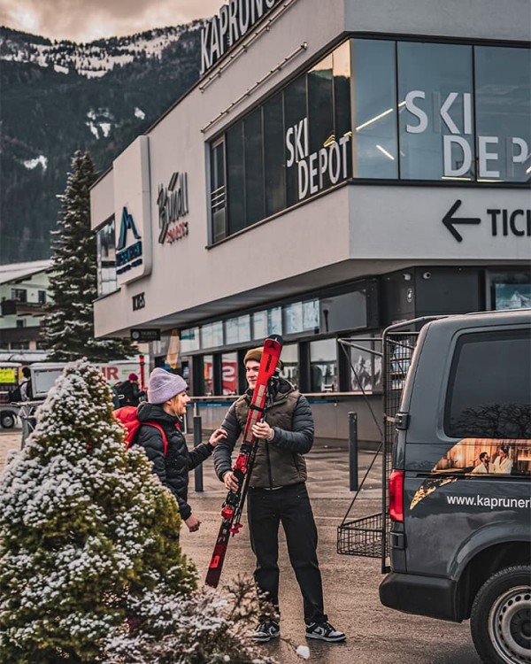 Skishuttle an der Talstation Kaprun Center