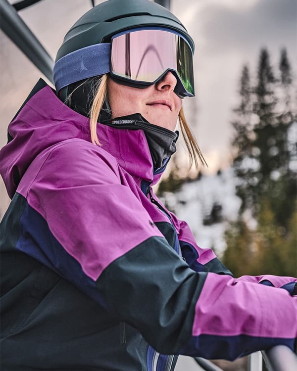 Skifahrerin in der Gondel
