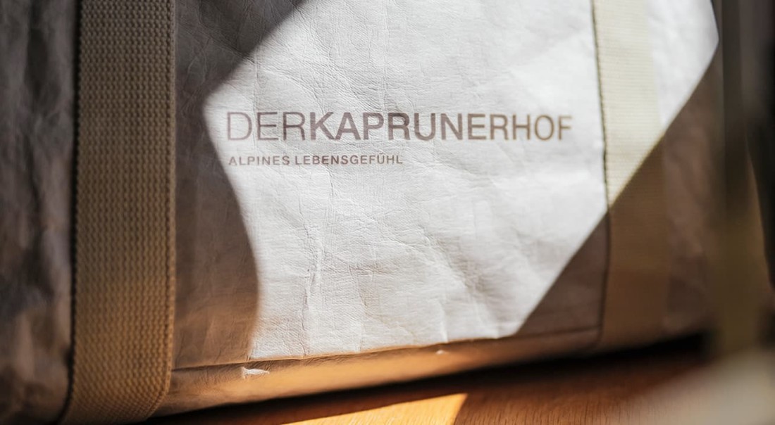 Ein Stoffbeutel mit der Aufschrift "DERKAPRUNERHOF Alpines Lebensgef&uuml;hl"