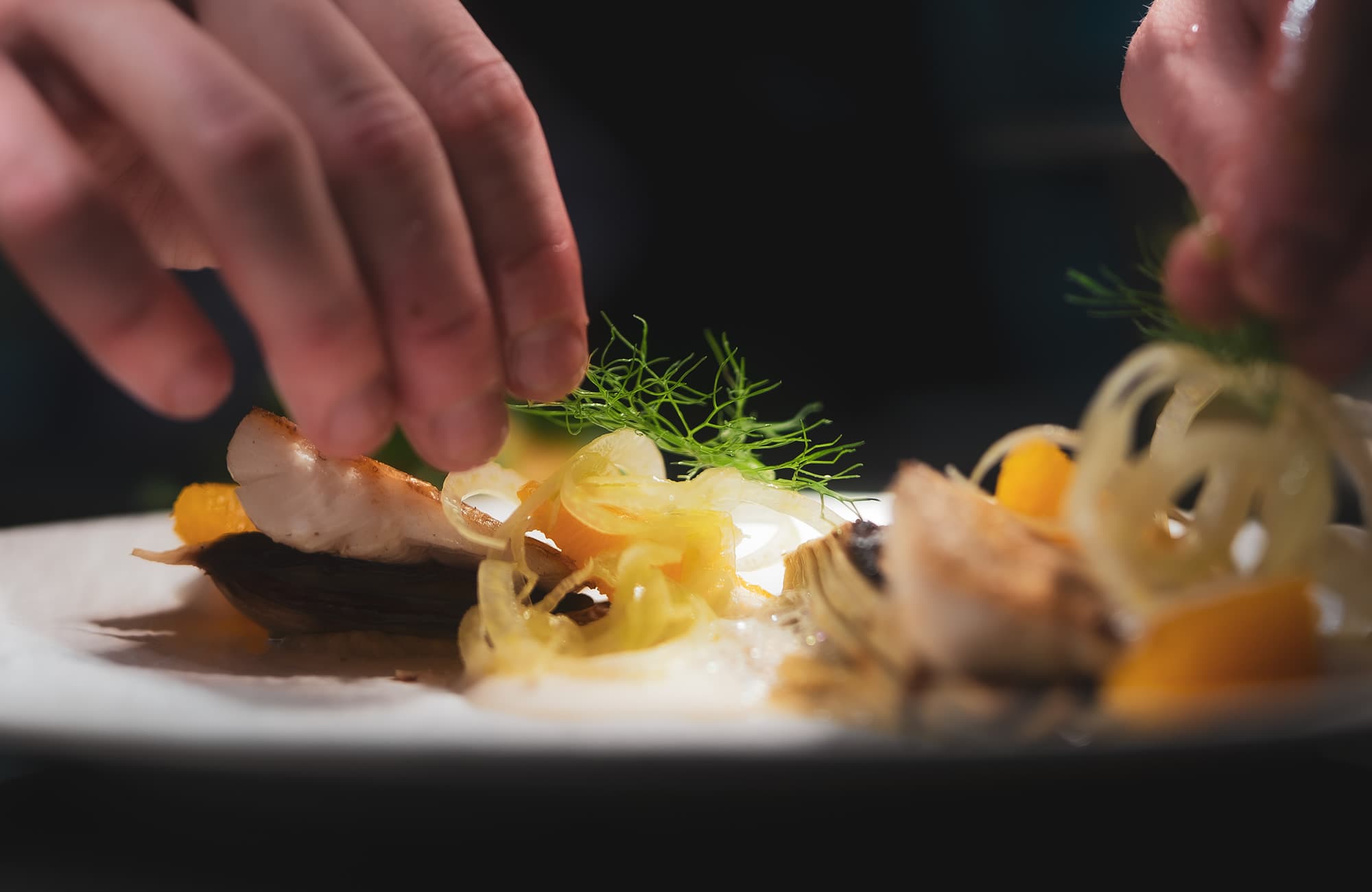 Küchenchef Stefan Unterkofler beim Anrichten der Speisen in der haubenverdächtigen Küche