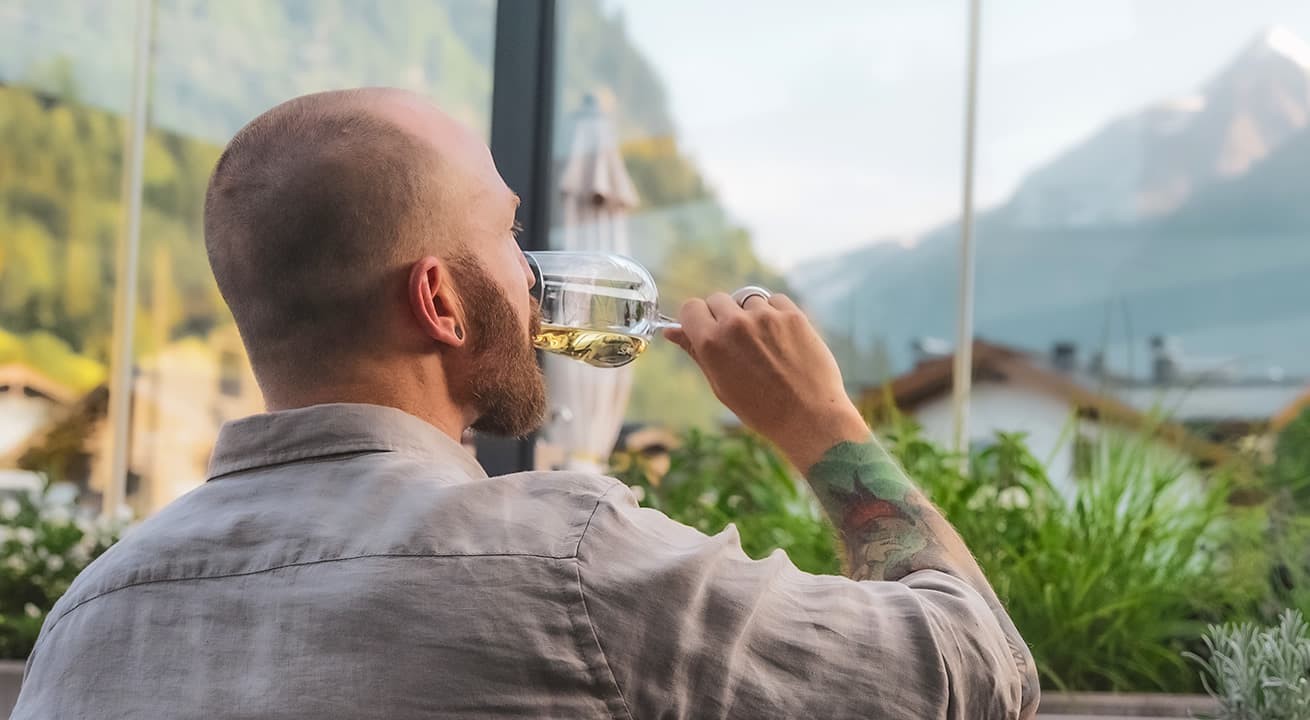 Ein k&ouml;stliches Glas Wein trinken und es sich gut gehen lassen beim Urlaub im Hotel Kaprunerhof
