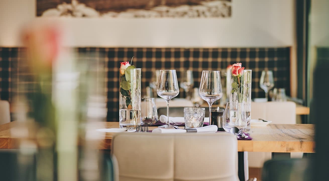 Gedeckter Tisch im Hotelrestaurant