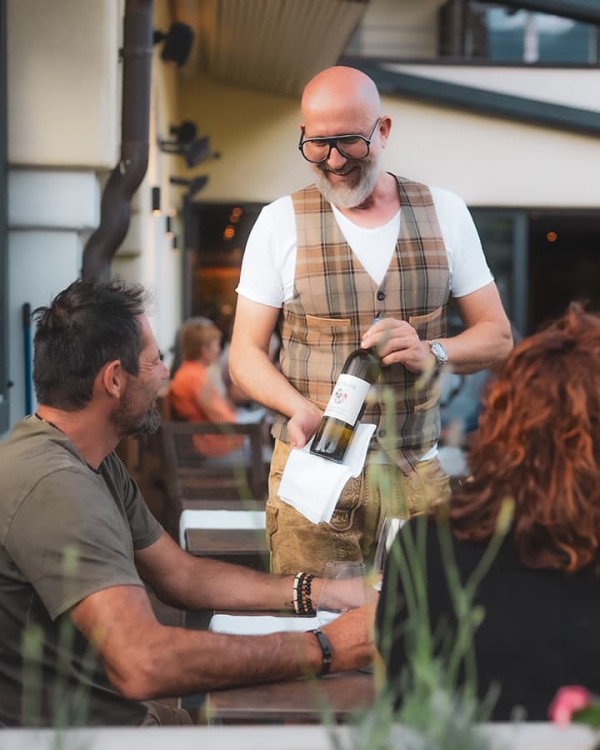 Gastgeber Stefan bei der Weinpr&auml;sentation