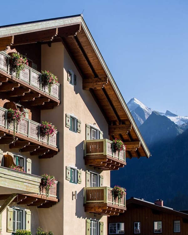 Sommeransicht vom Hotel Kaprunerhof und im Hintergrund das Top-Ausflugsziel Kitzsteinhorn