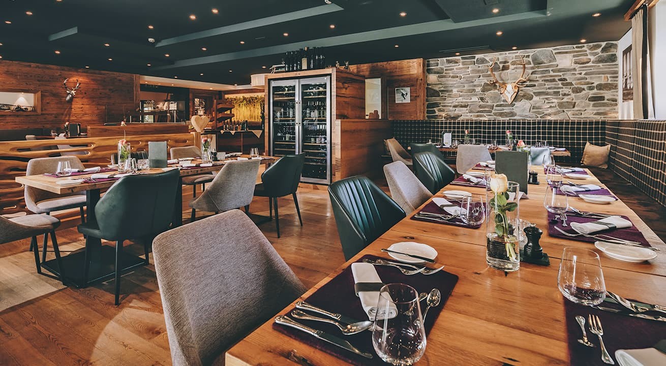 Gedeckte Tische im Restaurant im Hotel Kaprunerhof