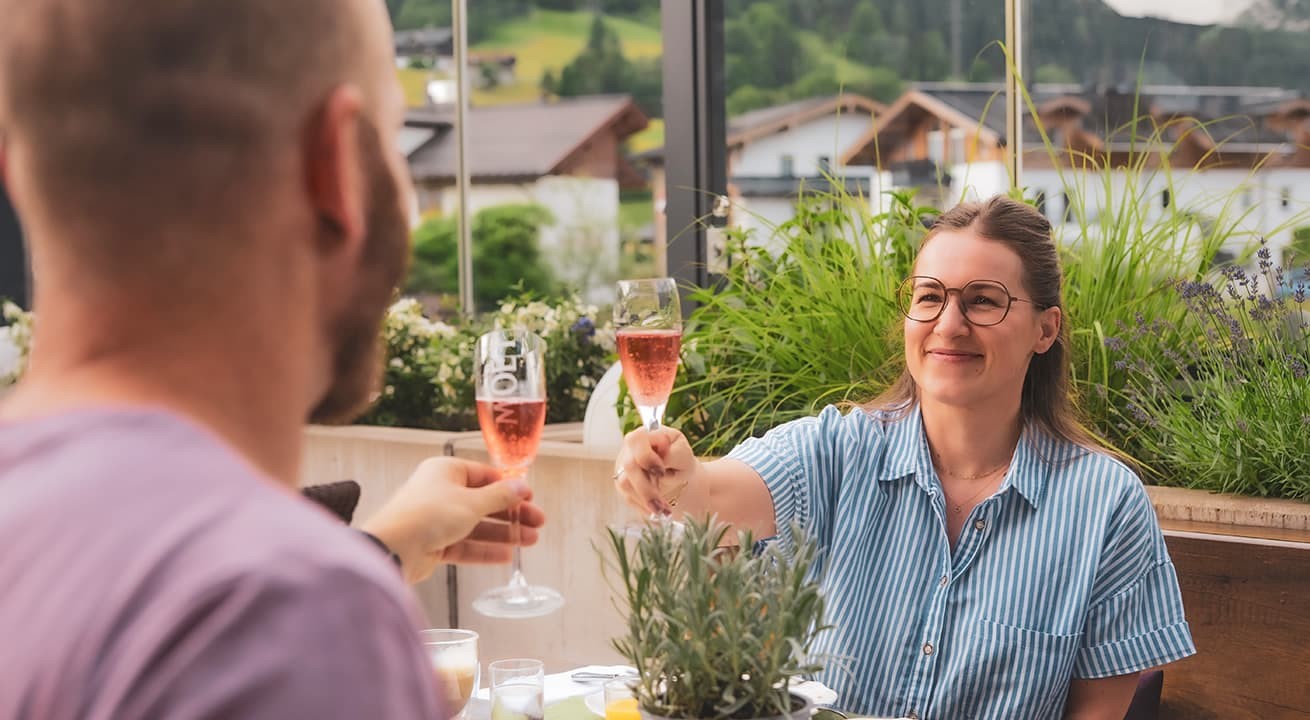 Paar beim Fr&uuml;hst&uuml;cken mit einem Glas Ukos Secco Rose
