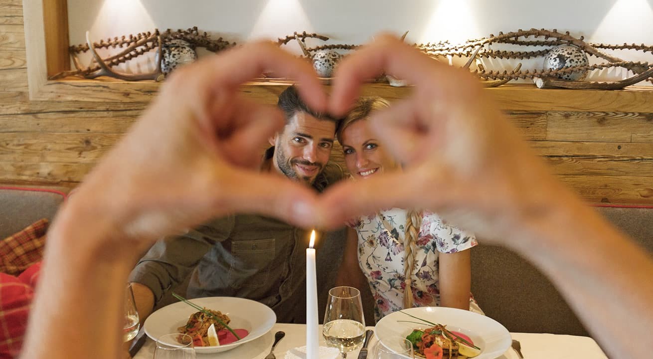 Verliebtes Paar beim Abendessen