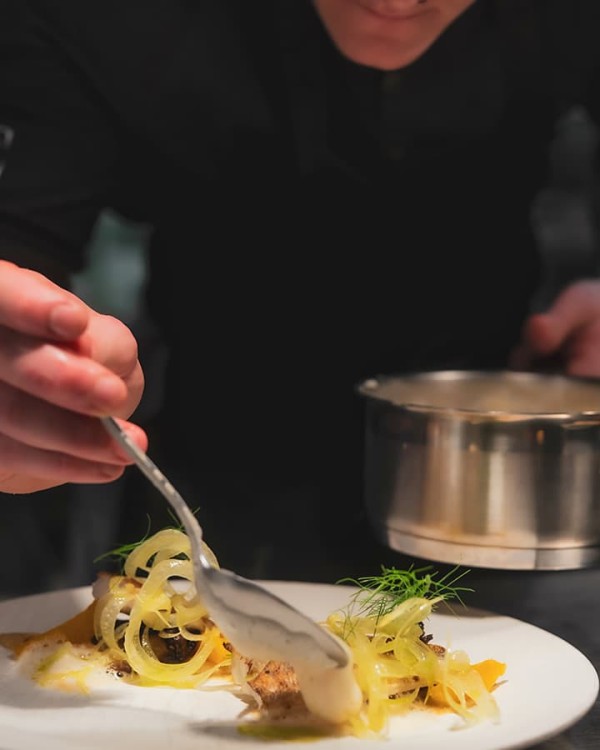 K&uuml;chenchef Stefan Unterkofler beim Zubereiter der Speisen