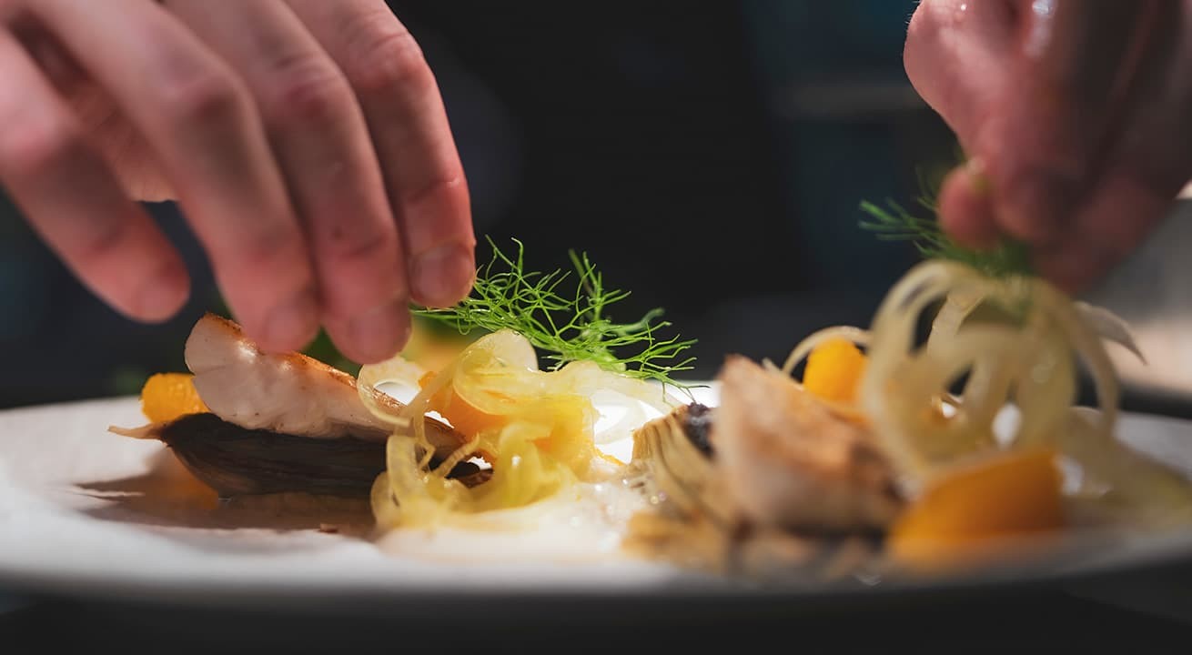 K&uuml;chenchef Stefan Unterkofler beim Anrichten einer Vorspeise