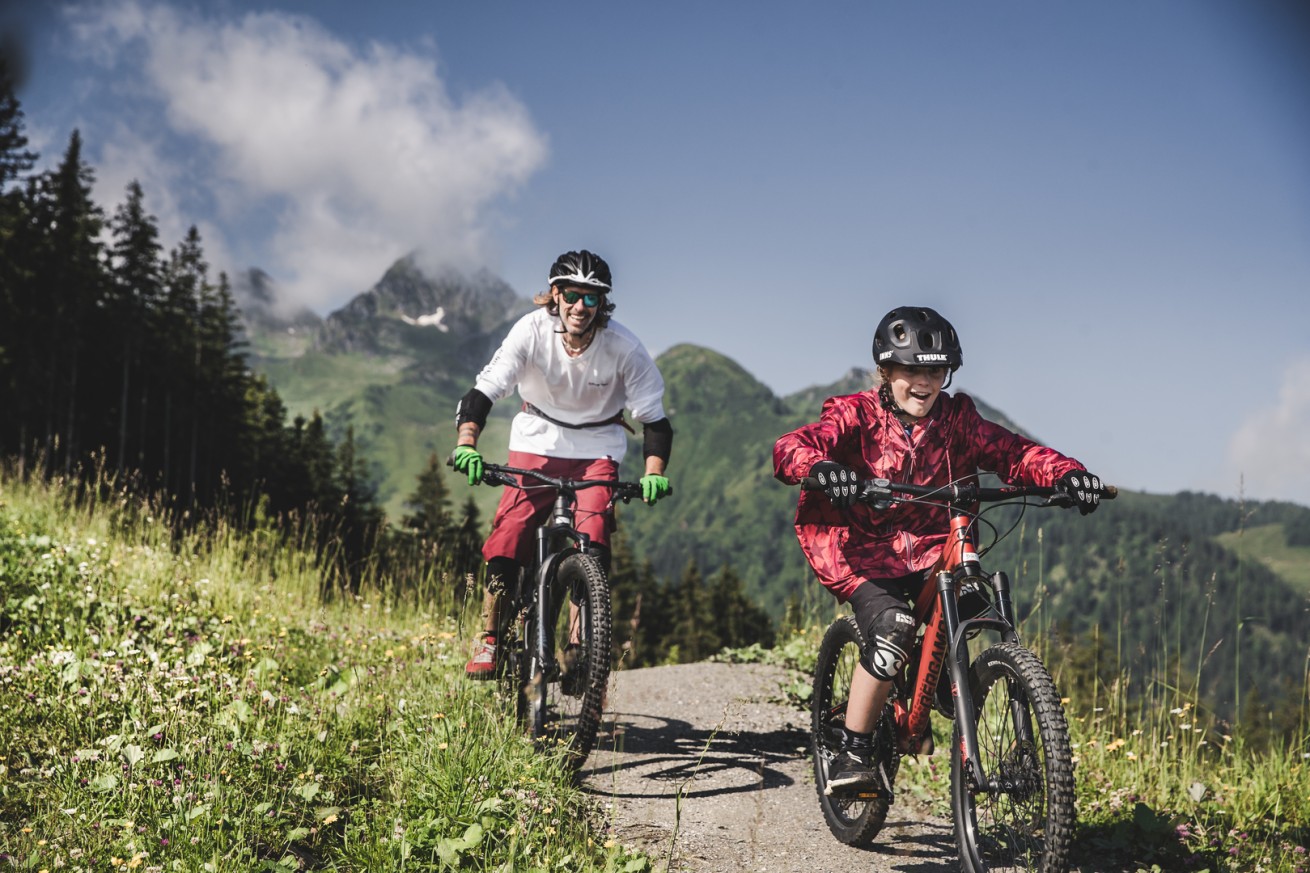 Familie beim Startpunkt vom Maiskogel Trail