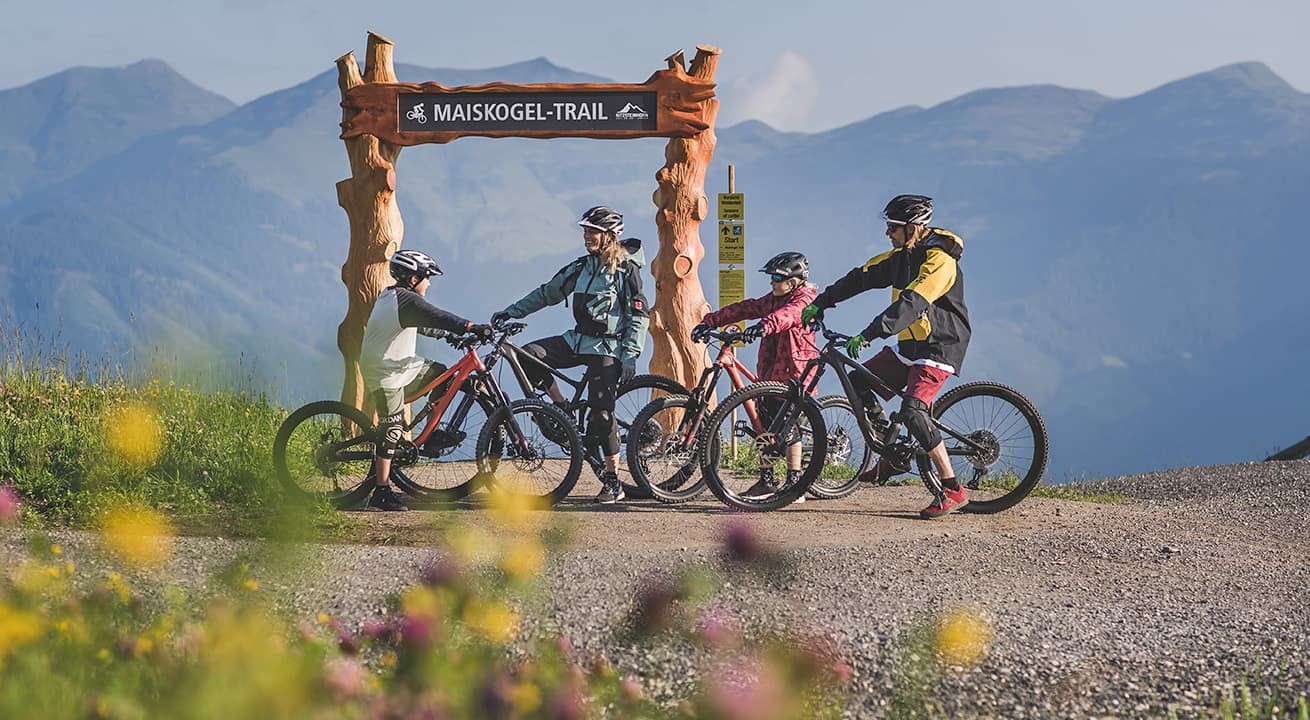 Familie beim Startpunkt vom Maiskogel Trail