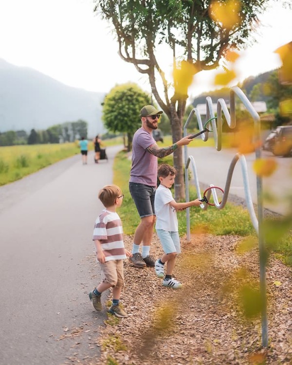 Geschicklichkeitsstationen testen mit den Kindern am Motoril-Fun-Weg