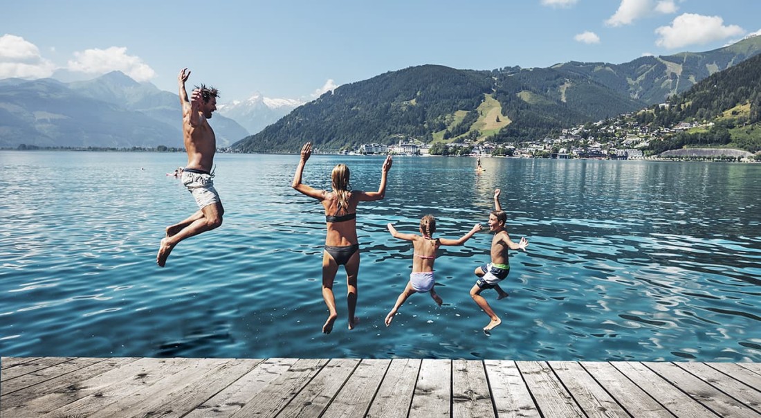 Sprung ins erfrischende Wasser vom Zeller See beim Familienurlaub im Hotel Kaprunerhof