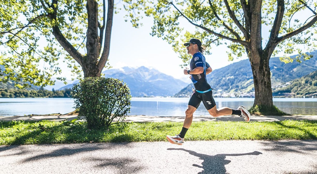 Ironman-Teilnehmer beim Laufen entlang des Zeller Sees