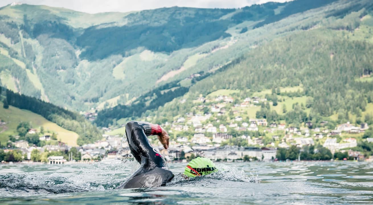 Ironman-Teilnehmer beim Schwimmbewerb im Zeller See