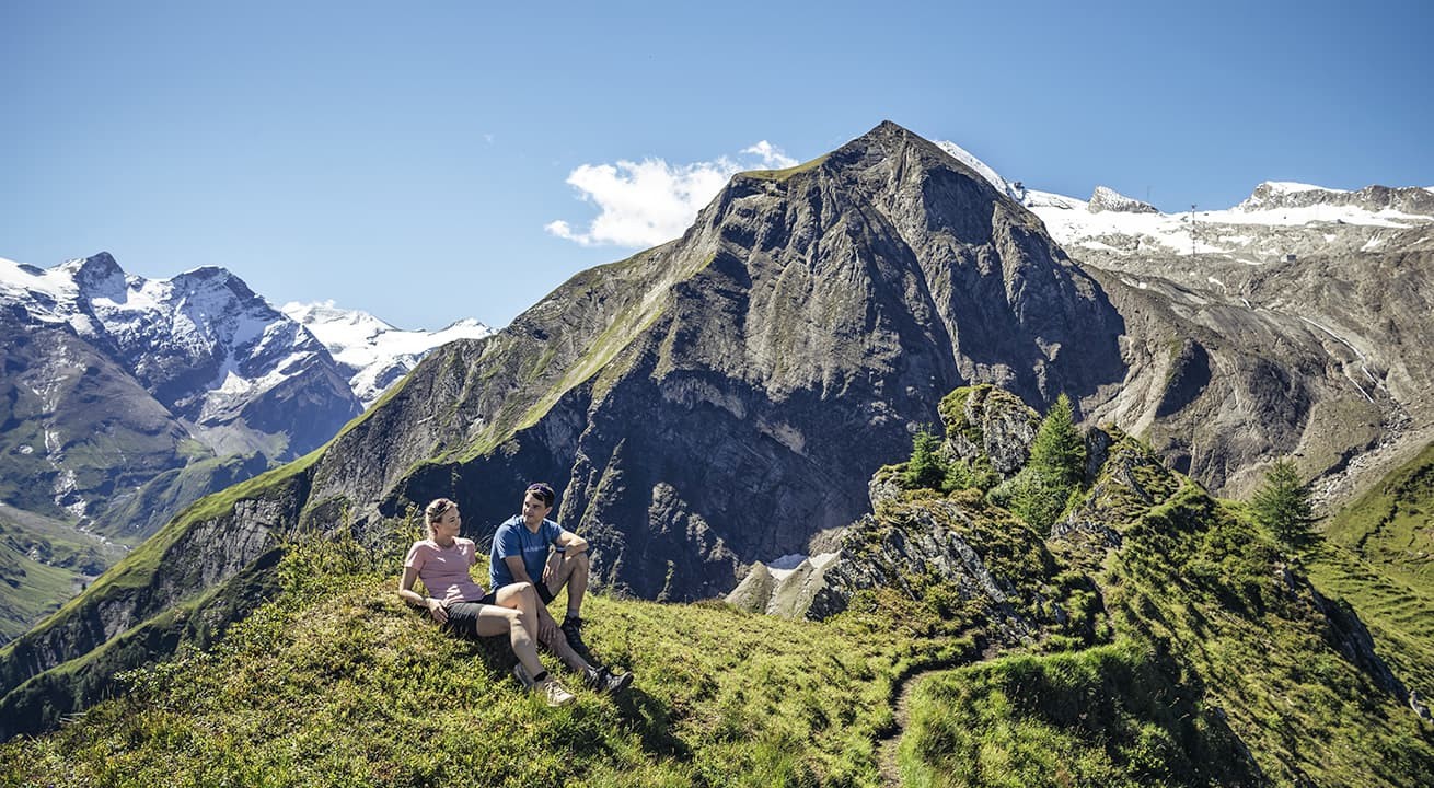 Rast bei einer Wanderung am Gaisstein mit Blick auf das Kitzsteinhorn