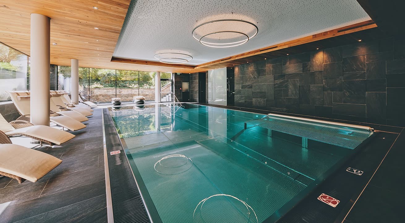 Schwimmen im Hallenbad nach einem aktiven Tag in der Natur beim Wellnessurlaub im Hotel Karpunerhof