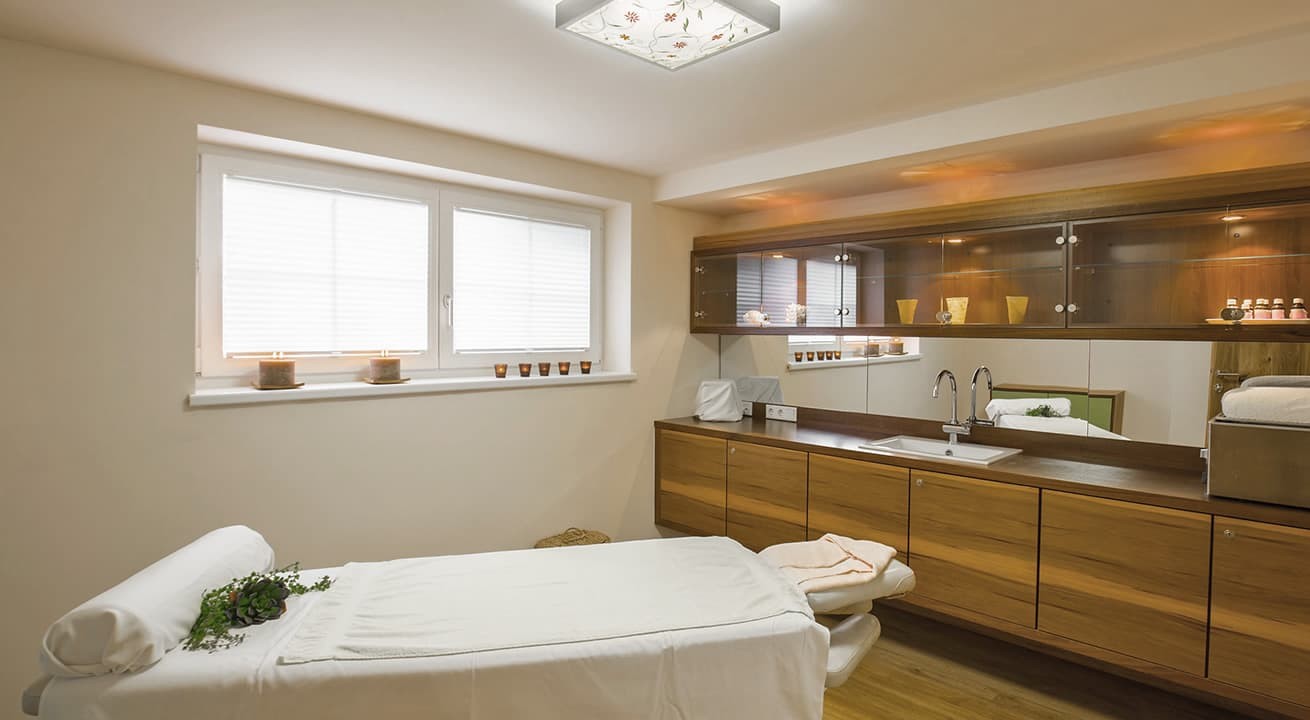 Massageliege im Behandlungsraum im Alpine Spa