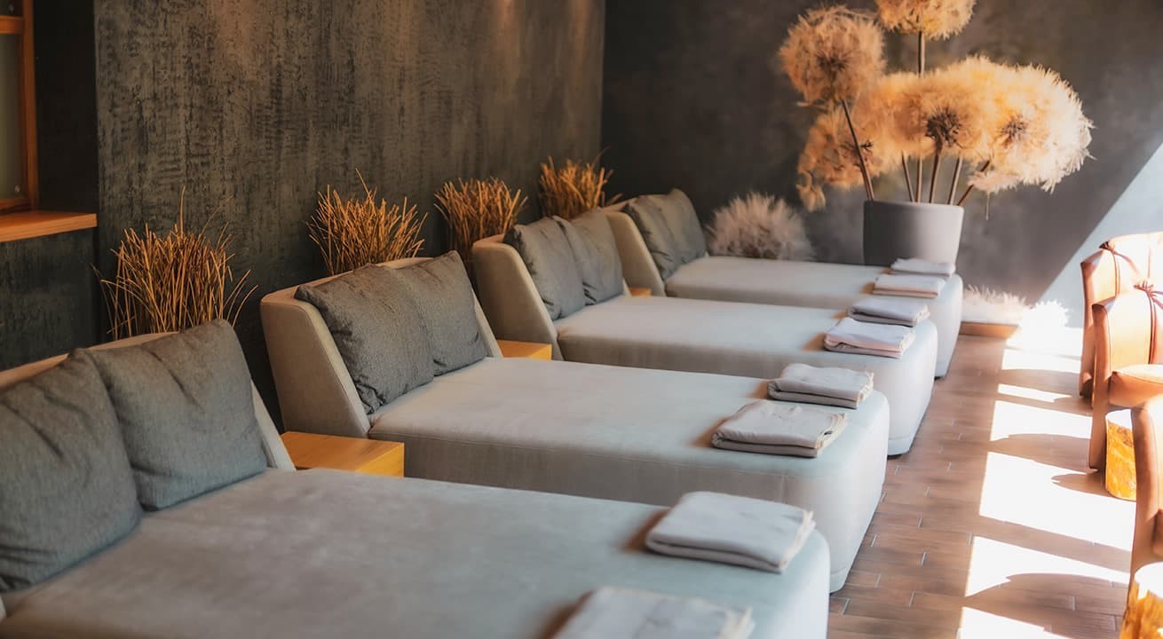 Gem&uuml;tliche Daybeds im Ruhebereich im Alpine Spa im Wellnesshotel Kaprunerhof