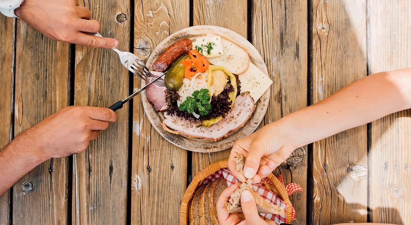 K&ouml;stliches Essen in einer Almh&uuml;tte oder Almgasthof