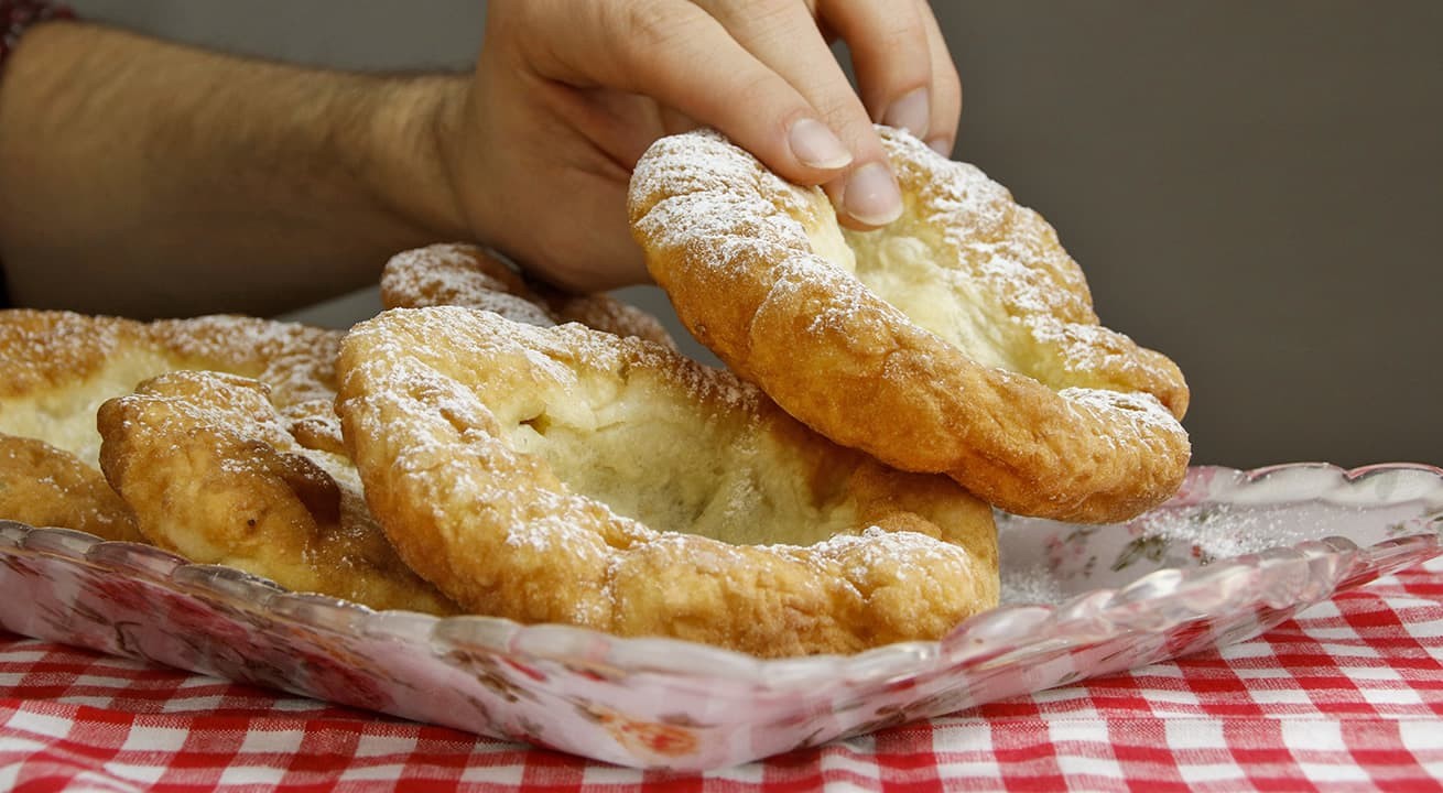 Mit Staubzucker bestreute traditionelle pinzgauer Bauernkrapfen