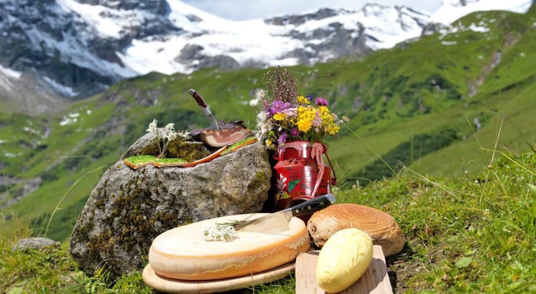 Almk&auml;se, Brot und Butter inmitten herrlicher Almlandschaft