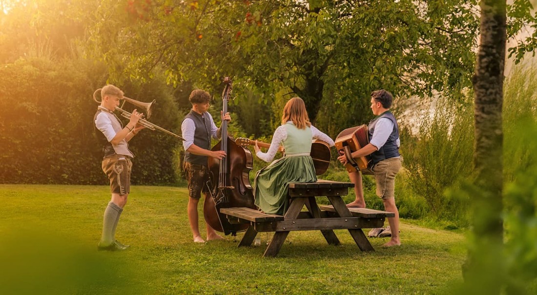 Volksmusikgruppe spielt auf bei einer Veranstaltung im Salzburger Bauernherbst