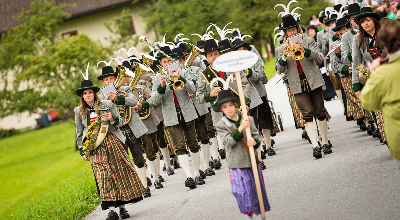 Umzug mit traditioneller Volksmusikgruppe bei der Bauernherbst-Er&ouml;ffnung