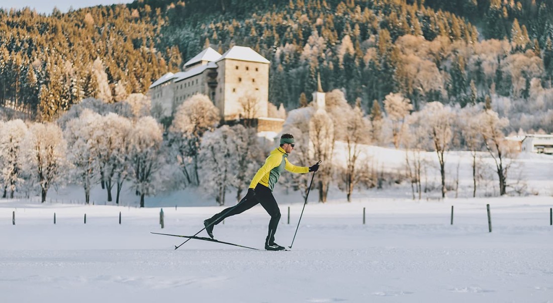 Burg Kaprun mit gespurter Langlaufloipe
