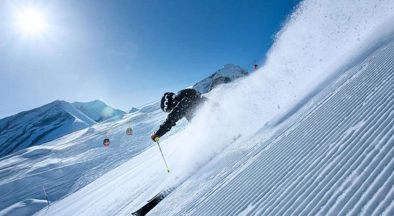 Skifahrer auf der schwarzen Piste Black Mamba am Kitzsteinhorn