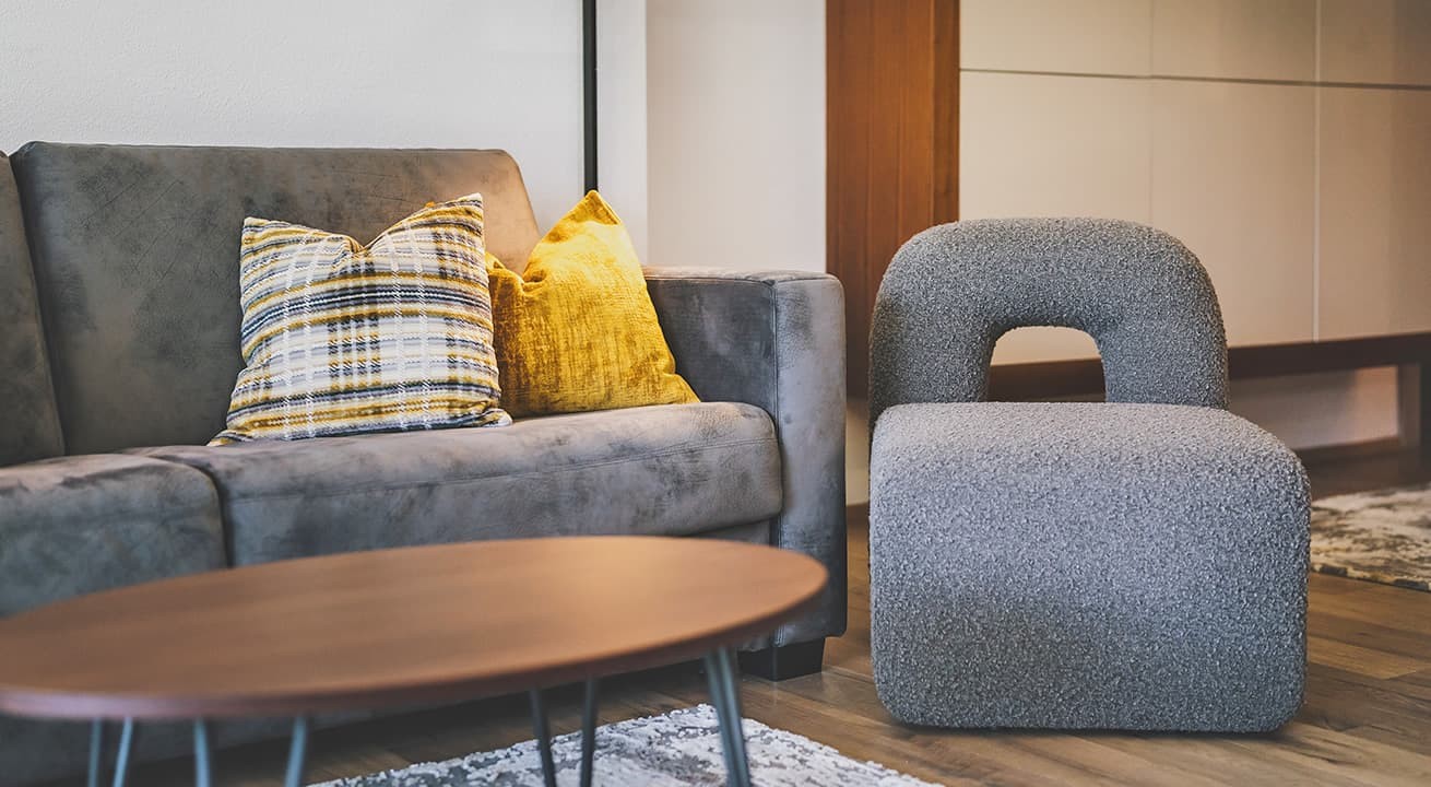 Gem&uuml;tliche Couch im Wohnbereich der Familiensuite 