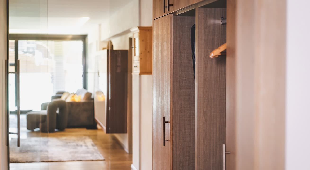 Blick in den Wohnbereich in der Familiensuite 