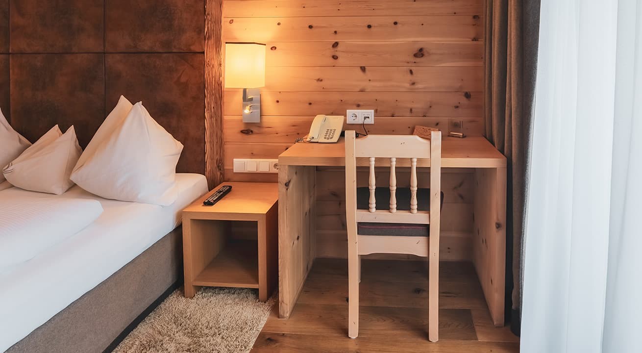 Schreibtisch im Familienzimmer Zirbe