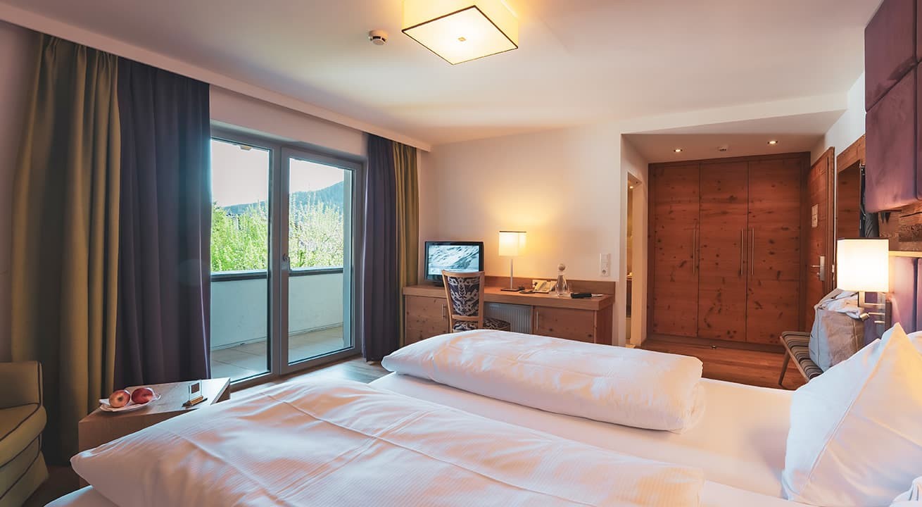 Blick vom Bett zur Terrassent&uuml;r im Doppelzimmer F&ouml;rsterin
